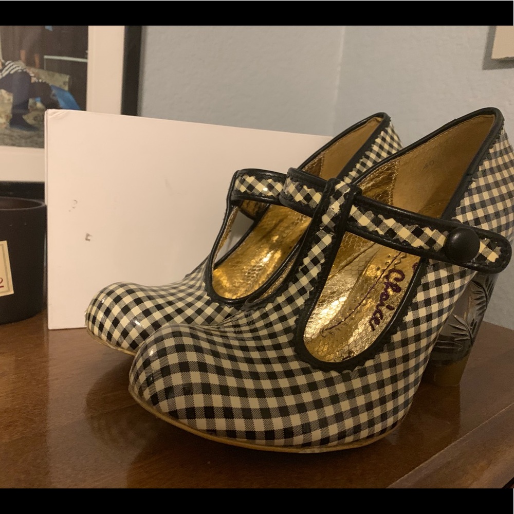 EUC IRREGULAR CHOICE size 9